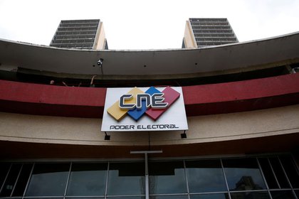 El logo del Consejo Nacional Electoral en su sede en Caracas, Venezuela Mayo 14, 2018. REUTERS/Carlos Jasso