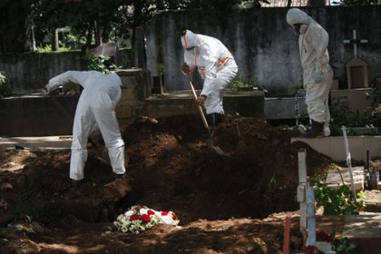 Trabajadores gubernamentales entierran una víctima de covid-19 hoy, en San Cristóbal (Venezuela). EFE/Johnny Parra/Archivo