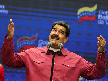El dictador de Venezuela, Nicolás Maduro, habla ante la prensa luego de emitir su voto en el Fuerte Tiuna, el principal cuartel militar del país (Reuters)