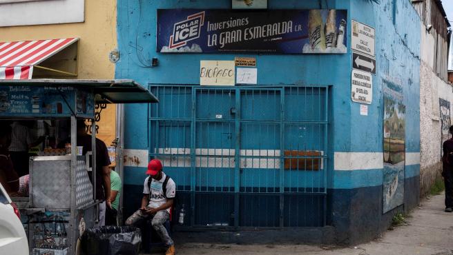Venezuela Varias personas a las puertas de una licorería cerrada en Venezuela.