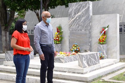 Los hermanos Delcy Rodríguez y Jorge Rodríguez, en el cementerio llevando ofrendas florales a su padre, Jorge Antonio Rodríguez