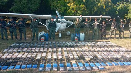 Droga y avioneta del operativo que hizo el 912 Grupo de Caballería Blindada Cnel Julián Mellado