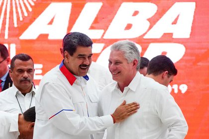 FOTO DE ARCHIVO: Maduro saluda a su homólogo de Cuba, Miguel Díaz-Canel, en la cumbre 17 de la Alianza Bolivariana para los Pueblos de Nuestra América (ALBA) en La Habana el 14 de diciembre de 2019. REUTERS/Alexandre Meneghini