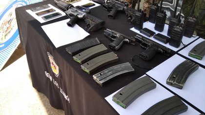 Armamento y equipos de comunicaciones que incautaron en el procedimiento contra las FARC,
