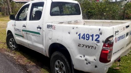 La camioneta de la empresa de electricidad que se dirigía a La Victoria a restablecer la electricidad cuando fue atacada por los irregulares