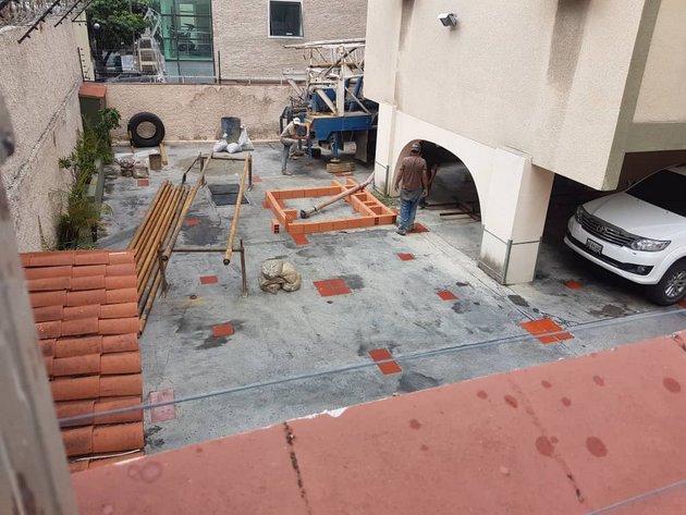 The garage of a residential building keeps from public view the drilling of a well that will supply dozens of homes in eastern Caracas. CREDIT: Courtesy of Ronny Castro
