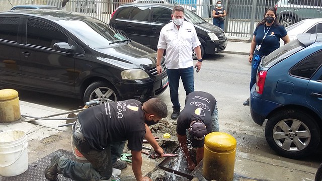 The mayor of Chacao in the east of Caracas, Gustavo Duque, inspects work on a pipe to bring water from a well built by his administration to supply 15,000 local residents. CREDIT: Humberto Márquez /IPS