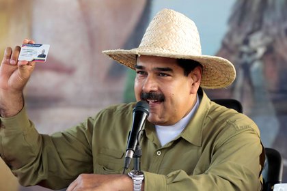 El dictador Nicolás Maduro sostiene el